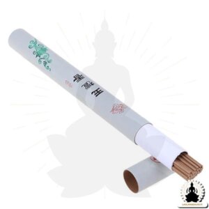Luonnollinen buddhalainen suitsuke indonesialaista santelipuuta sisältäen
