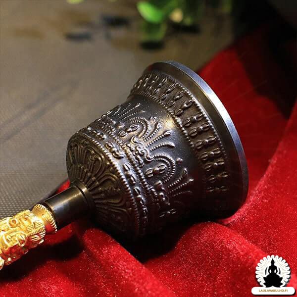 Seremoniallinen tiibetiläinen kello ja sen dorje (1) Seremoniallinen tiibetiläinen kello ja sen dorje (1)