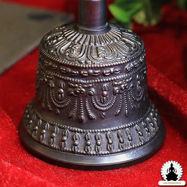 Seremoniallinen tiibetiläinen kello ja sen dorje (2) Seremoniallinen tiibetiläinen kello ja sen dorje (2)